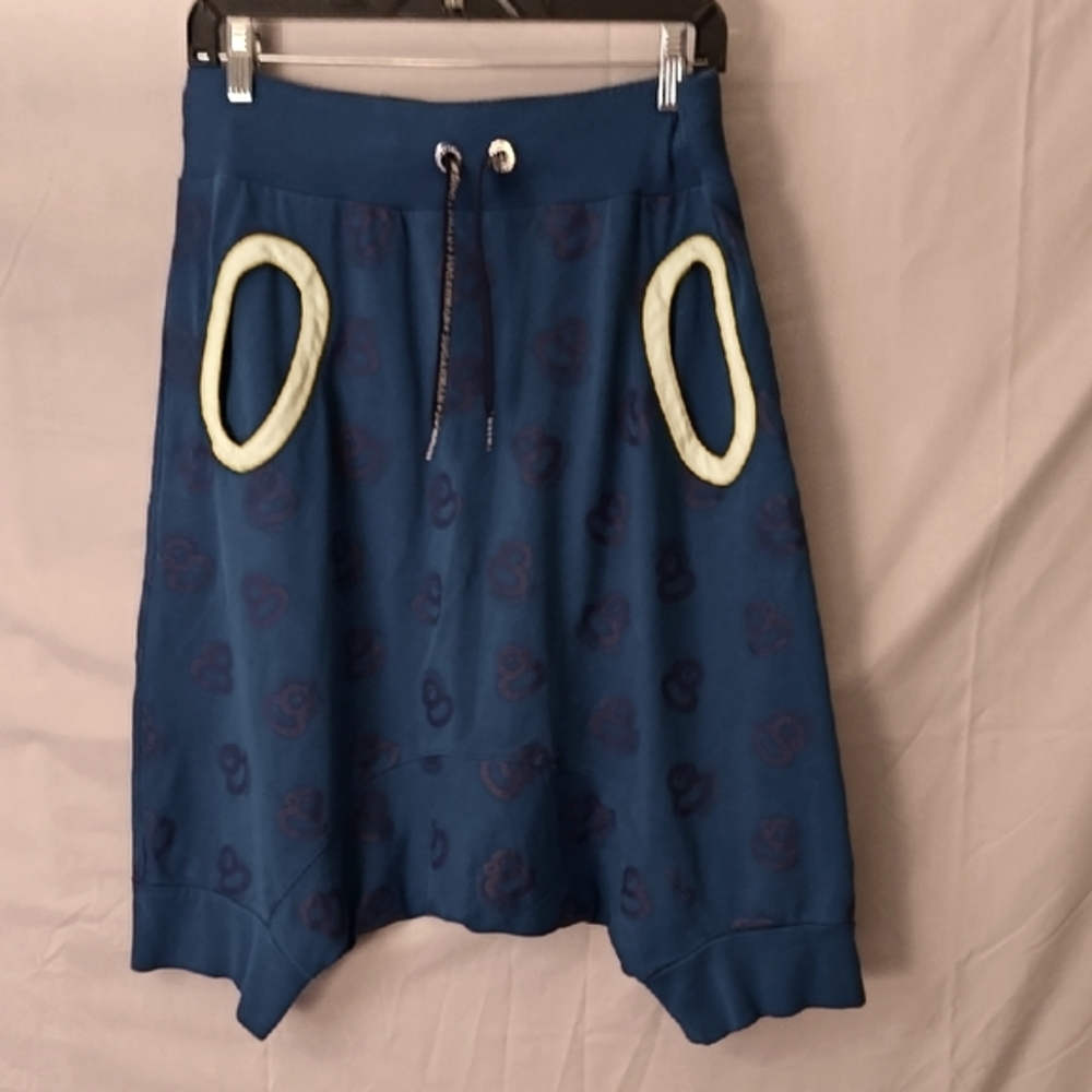 Stylish Blue Skirt with Yellow Accents 32 Waiste Like New. Good For Yoga